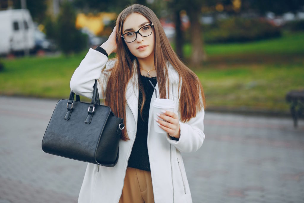 Okulary korekcyjne to nieodłączny element codziennej stylizacji wielu kobiet